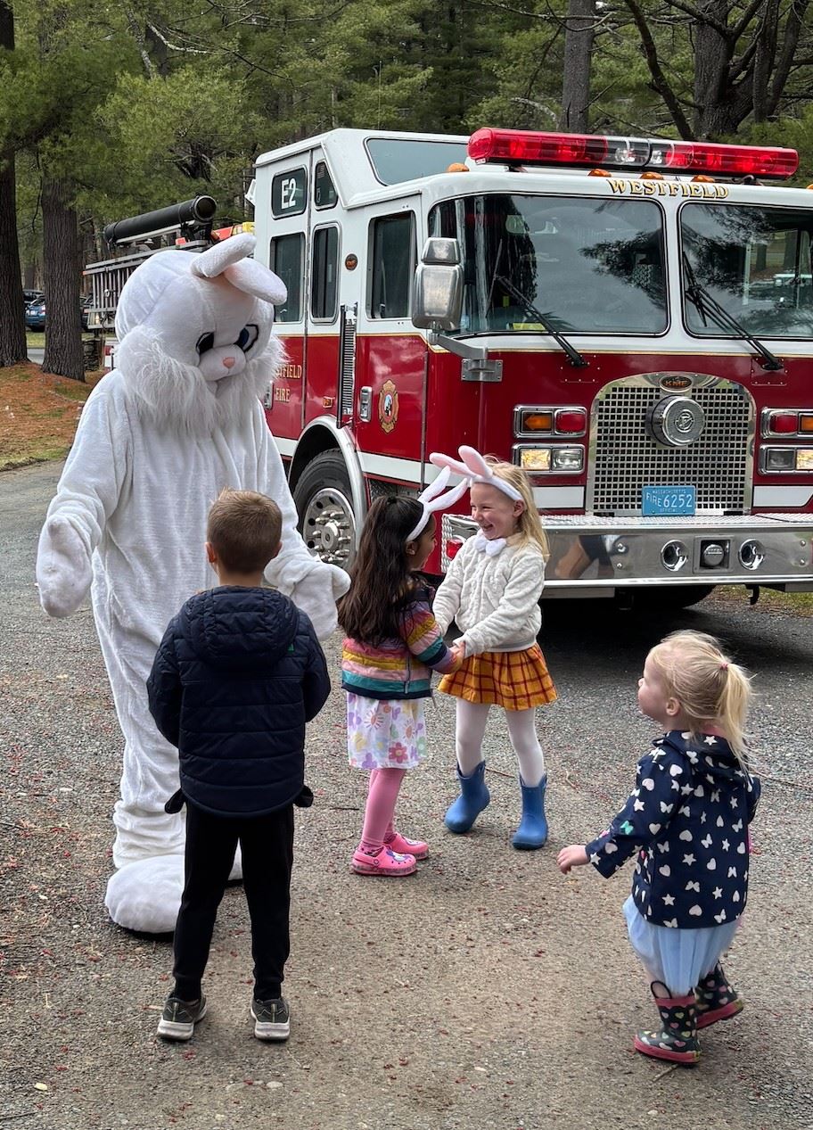 2025EasterEggHunt - EB With Children at arrival